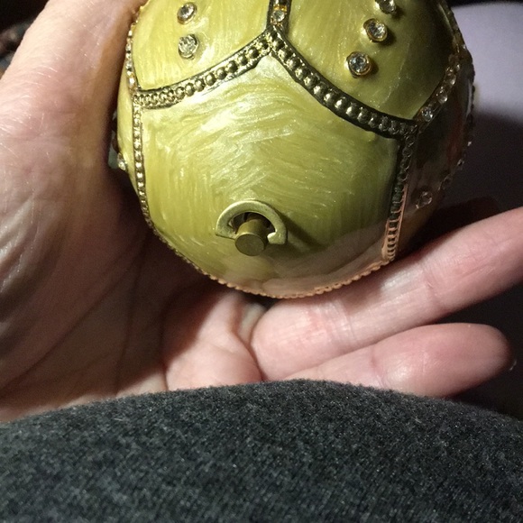 Cardinal 5” Enameled Egg Music Box with Base working and in EUC - Picture 5 of 10